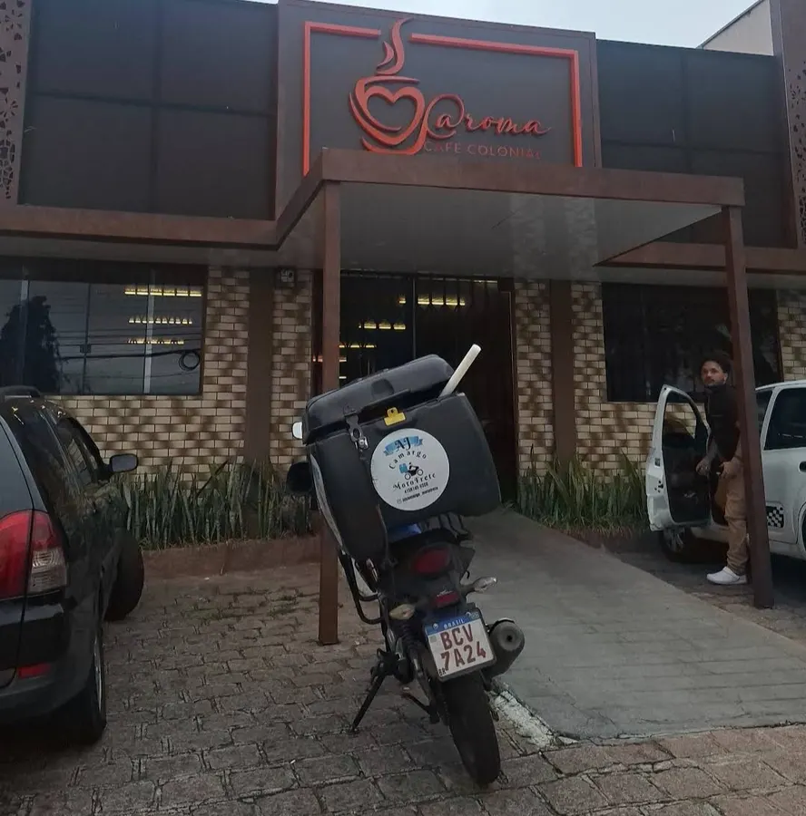 Motocicleta da AJ Camargo estacionada durante um atendimento